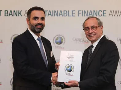 AlSharekh receiving the award
